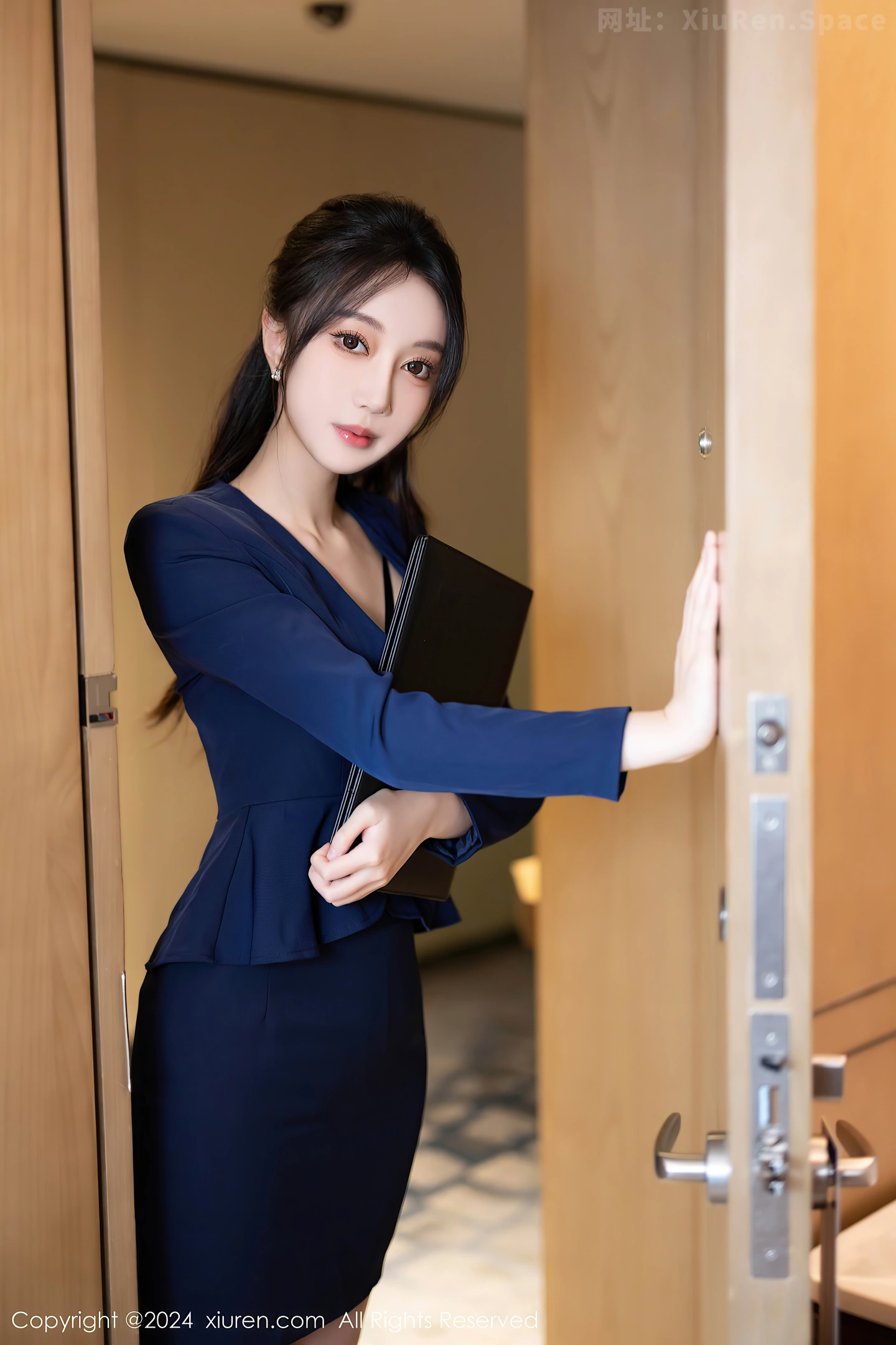 图片[2]-[XiuRen秀人网]VOL.8669 模特玥儿玥性感蓝色OL服饰露黑色蕾丝内衣配开档灰丝诱惑写真90P-秀人网官方网站